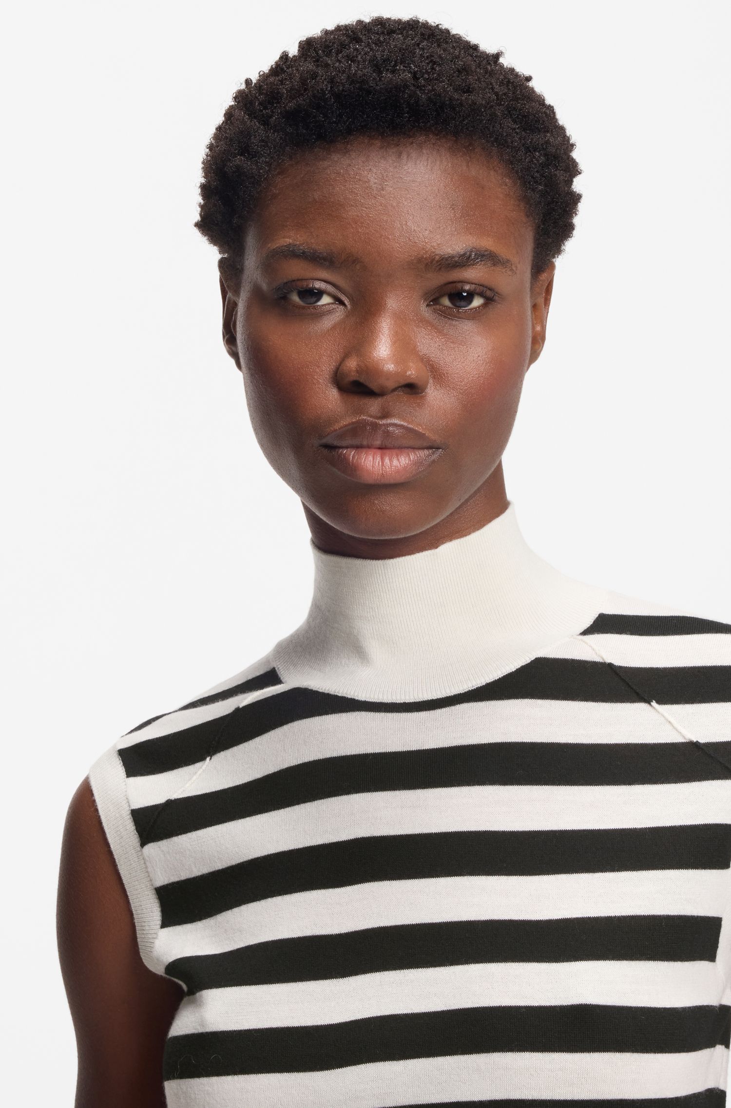 无袖高领黑白条纹衫