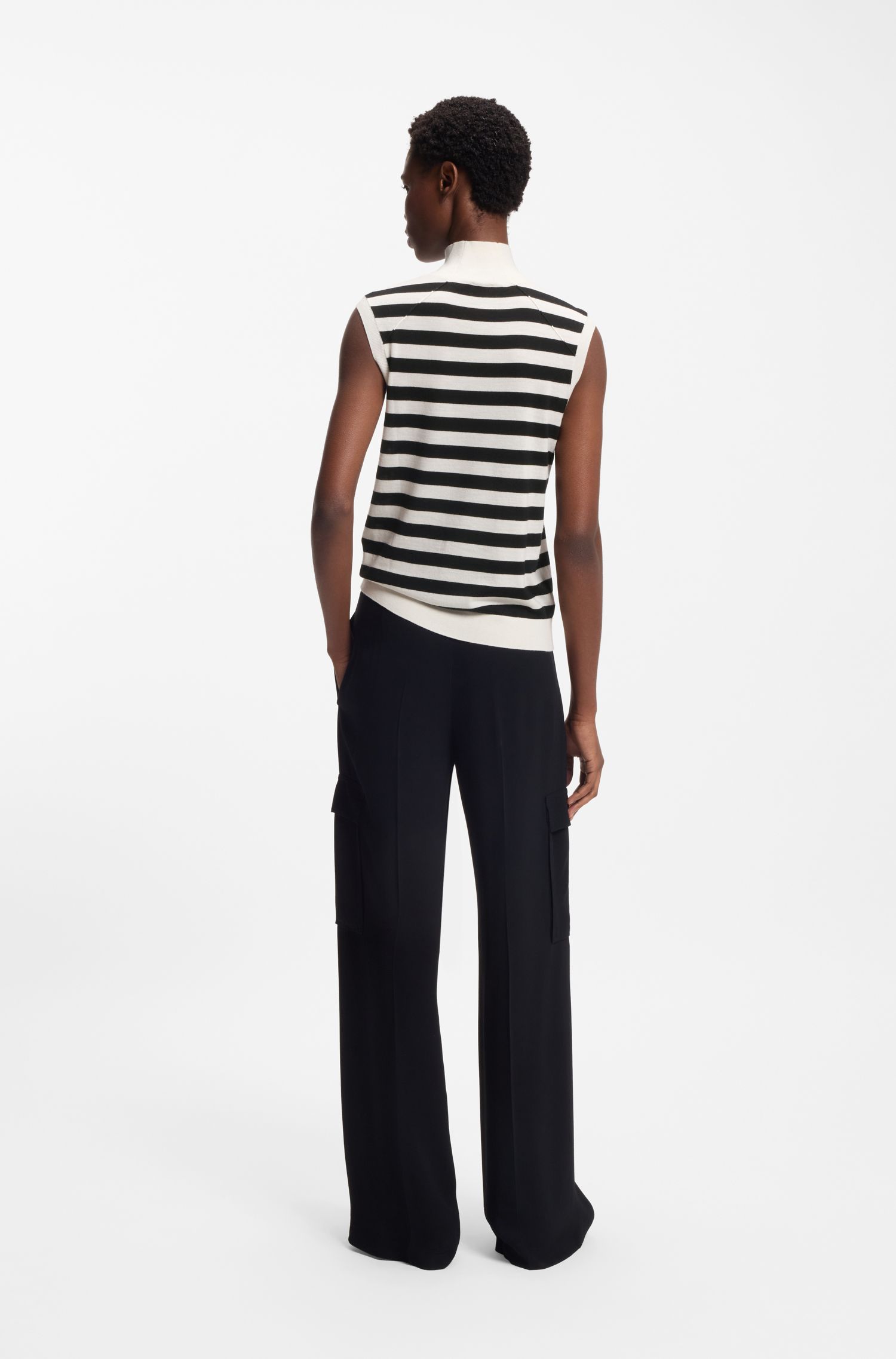 无袖高领黑白条纹衫